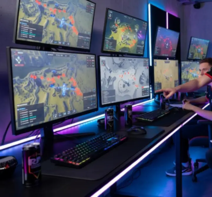 Zespół e-sportowy omawiający strategię podczas meczu