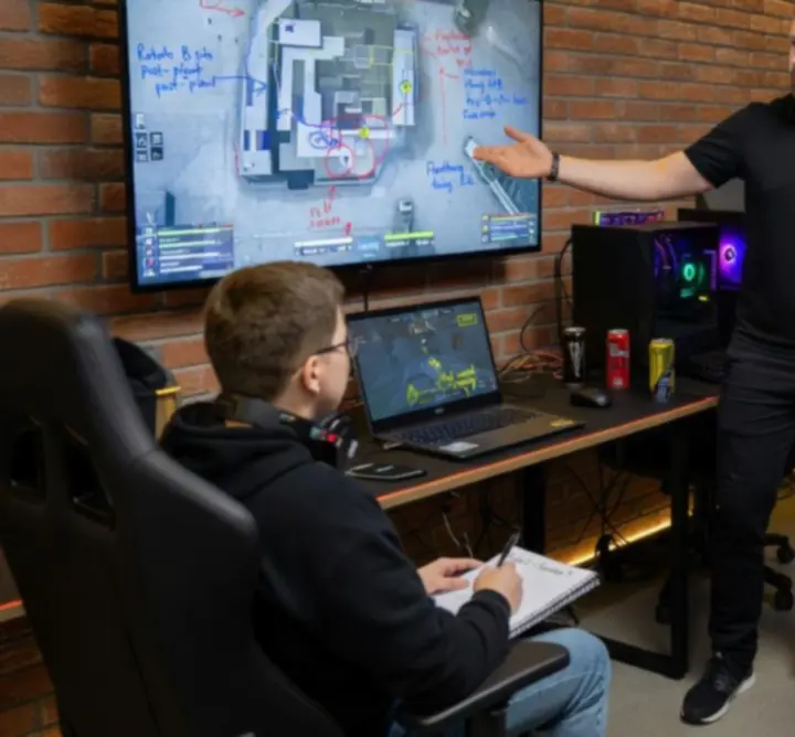Ekspert gamingowy prezentujący wskazówki na ekranie